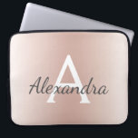 Rosa Rose Gold Metallic Ombre Monogram Laptopschutzhülle<br><div class="desc">Blush Pink Rose Gold Metallic Moderne und elegante Monogram Case. Dieses Gehäuse kann auf Ihren Anfangs- und Vornamen angepasst werden und macht ein großartiges mädchenhaftes oder süßes 16 Geburtstagsgeschenk.</div>