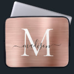 Rosa Rose Gold Monogram Girly Script Bürstenmetall Laptopschutzhülle<br><div class="desc">Rosa Rose Gold Monogram Girly Script Bürstenmetall Computerschlauch</div>