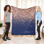 Rosa Rose Gold Navy Blue Glitzer Monogram Fleecedecke<br><div class="desc">Rose Gold - Rosa Rosa und Navy Blue Imitats Sparkle Glitzer Monogram Name und initiale Fleece Blanket. Das macht den perfekten 16 Geburtstag,  Hochzeit,  Brautparty,  Jubiläum,  Babydusche oder Junggeselinnen-Abschied Geschenk für jemanden,  der Lieben glamourösen Luxus und schicke Stile.</div>