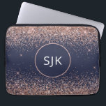 Rosa Rose Gold Navy Blue Glitzer Monogram Laptopschutzhülle<br><div class="desc">Blush Pink - Rose Gold und Navy Blue Imitate Glitzer und Sparkle Elegant Mit Monogramm Initials Case. Dieser Fall kann so angepasst werden,  dass er Ihren Anfangs- und Vornamen enthält.</div>