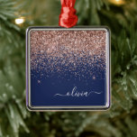 Rosa Rose Gold Navy Blue Glitzer Monogram Ornament Aus Metall<br><div class="desc">Rose Gold - Rosa Rosa und Navy Blue Glitzer Monogram Name und Initial Christmas Ornament. Das macht den perfekten 16 Geburtstag,  Hochzeit,  Brautparty,  Jubiläum,  Babydusche oder Junggeselinnen-Abschied Geschenk für jemanden,  der Lieben glamourösen Luxus und schicke Stile.</div>
