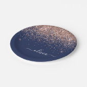 Rosa Rose Gold Navy Blue Glitzer Monogram Pappteller (Schrägansicht)
