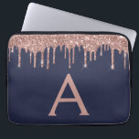Rosa Rose Gold Navy Blue Glitzer Sparkgram Monogra Laptopschutzhülle<br><div class="desc">Rosa Rose Gold und Navy Blue Imitate Dripping Modern and Elegant Girly Glitzer and Sparkle Elegant Monogram Case. Dieser Fall kann so angepasst werden,  dass er Ihren Anfangs- und Vornamen enthält.</div>