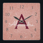 Rosa - Rose Gold Sparkle Glitzer Monogram Name Quadratische Wanduhr<br><div class="desc">Blush Pink - Rose Gold und Burgundy Sparkle Glitzer Monogram Name und Erstservierung Wall Clock. Die Wall-Uhr ist das ideale Geschenk für jemanden,  der rosa funkelnden Glitzer Liebe.</div>