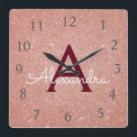 Rosa - Rose Gold Sparkle Glitzer Monogram Name Quadratische Wanduhr<br><div class="desc">Blush Pink - Rose Gold und Burgundy Sparkle Glitzer Monogram Name und Erstservierung Wall Clock. Die Wall-Uhr ist das ideale Geschenk für jemanden,  der rosa funkelnden Glitzer Liebe.</div>