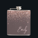 Rosa Rose Gold Terracotta Glitzer Monogram Flachmann<br><div class="desc">Rose Gold - Rosa- und Terracotta-Imitate Foil metallische Sparkle Glitzer Monogram Name and Initial Party Flask. Das macht den perfekten 16 Geburtstag,  Hochzeit,  Brautparty,  Jubiläum,  Babydusche oder Junggeselinnen-Abschied Geschenk für jemanden,  der Lieben glamourösen Luxus und schicke Stile.</div>