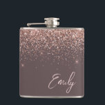 Rosa Rose Gold Terracotta Glitzer Monogram Flachmann<br><div class="desc">Rose Gold - Rosa- und Terracotta-Imitate Foil metallische Sparkle Glitzer Monogram Name and Initial Party Flask. Das macht den perfekten 16 Geburtstag,  Hochzeit,  Brautparty,  Jubiläum,  Babydusche oder Junggeselinnen-Abschied Geschenk für jemanden,  der Lieben glamourösen Luxus und schicke Stile.</div>
