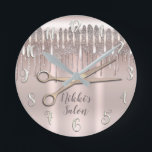 Rosa Rose Goldhaar Stylist Diamant Glitzer Tropfen Runde Wanduhr<br><div class="desc">Anpassen mit jedem Text.</div>
