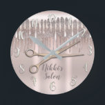Rosa Rose Goldhaar Stylist Diamant Glitzer Tropfen Runde Wanduhr<br><div class="desc">Anpassen mit jedem Text.</div>