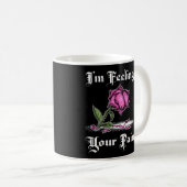 Rosa Rose im verzweifelten weißen Text Kaffeetasse (VorderseiteRechts)