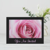 Rosa Rose in den Regen-Party Einladungen (Stehend Vorderseite)