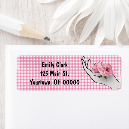 Rosa Rose in Hand auf Gingham (Insitu)