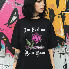 Rosa Rose in Verzweiflung Weißer Text Frauen T-Shirt