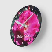 Rosa Rose in voller Blüte Personalisiert Nah Runde Wanduhr (Winkel)