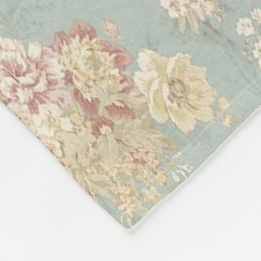 Rosa Rose in Weiß auf blauem Hintergrund Fleece (Ecke)