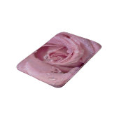 Rosa Rose mit Dewdrops Badematte (Schrägansicht)