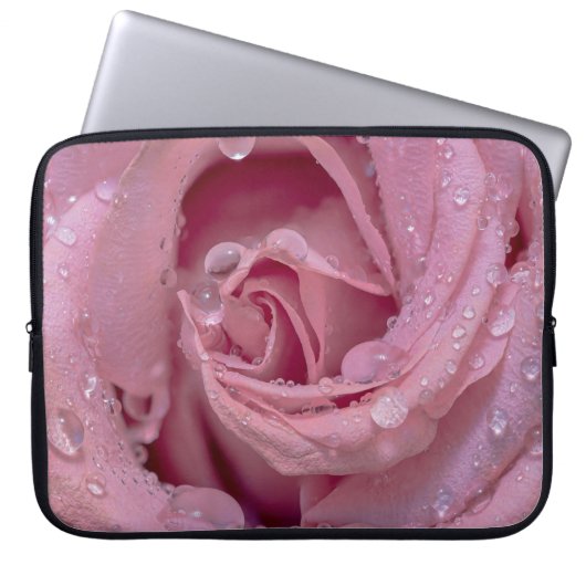 Rosa Rose mit Dewdrops Laptopschutzhülle (Vorderseite)