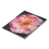 Rosa Rose mit schwarzem Hintergrund/ Taubenschlag Notizblock (Rotiert)