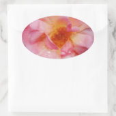 Rosa Rose mit schwarzem Hintergrund/ Taubenschlag Ovaler Aufkleber (Tasche)