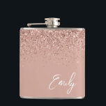 Rosa-Rose-Monogram-Glitzer-Flasche Flachmann<br><div class="desc">Girly Rose Gold - Blush Pink Imitate Foil Metallic Sparkle Glitzer Monogram Name and Initial Party Flask. Das macht den perfekten 16 Geburtstag,  Hochzeit,  Brautparty,  Jubiläum,  Babydusche oder Junggeselinnen-Abschied Geschenk für jemanden,  der Lieben glamourösen Luxus und schicke Stile.</div>