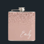 Rosa-Rose-Monogram-Glitzer-Flasche Flachmann<br><div class="desc">Girly Rose Gold - Blush Pink Imitate Foil Metallic Sparkle Glitzer Monogram Name and Initial Party Flask. Das macht den perfekten 16 Geburtstag,  Hochzeit,  Brautparty,  Jubiläum,  Babydusche oder Junggeselinnen-Abschied Geschenk für jemanden,  der Lieben glamourösen Luxus und schicke Stile.</div>