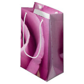 Rosa Rose nach Perfektion geklappt Kleine Geschenktüte (Vorderseite Schrägansicht)