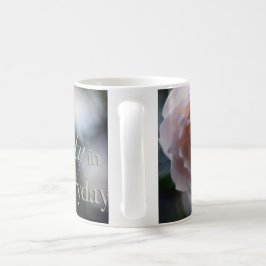 Rosa Rose suchen nach der Schönheit in der Kaffeetasse