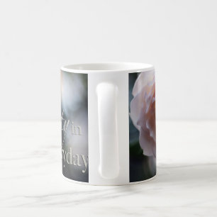 Rosa Rose suchen nach der Schönheit in der Kaffeetasse