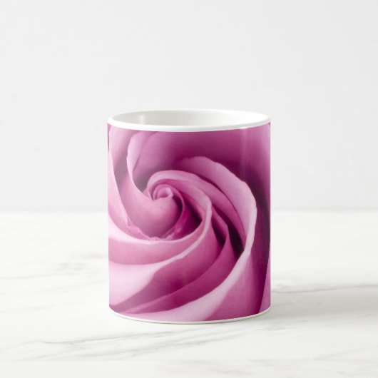 Rosa Rose wird zur perfekten Tasse geklappt (Mittel)