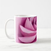 Rosa Rose wird zur perfekten Tasse geklappt (Links)