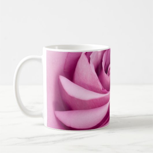 Rosa Rose wird zur perfekten Tasse geklappt (Links)