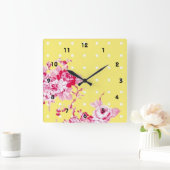 Rosa Rosen an der gelben Wand Quadratische Wanduhr (Zuhause)