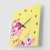 Rosa Rosen an der gelben Wand Quadratische Wanduhr (Winkel)