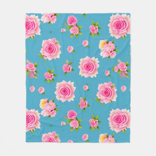 Rosa Rosen auf blauem Hintergrund Fleecedecke