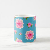 Rosa Rosen auf blauem Hintergrund Kaffeetasse (Mittel)