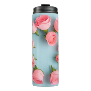 Rosa Rosen auf einem pastellblauen Hintergrund Thermosbecher
