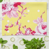 Rosa Rosen auf gelbem Küchentuch (Gefaltet)