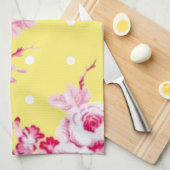 Rosa Rosen auf gelbem Küchentuch (Viertel Falte)