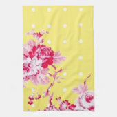 Rosa Rosen auf gelbem Küchentuch (Vertikal)