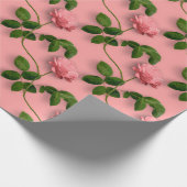 Rosa Rosen auf grünem Steppmuster Geschenkpapier (Ecke)