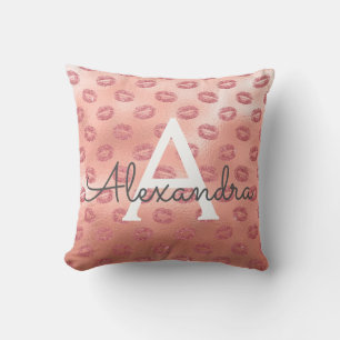 Rosa Rosen-Goldlippenstift küsst Kissen