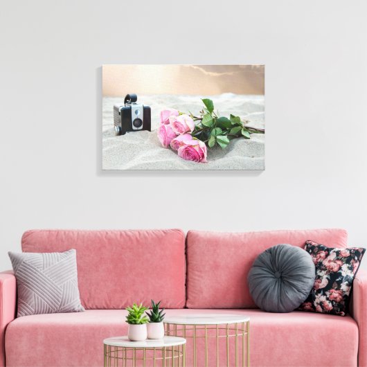 Rosa Rosen im Sand mit Retrokamera Leinwanddruck (Insitu (Wohnzimmer))