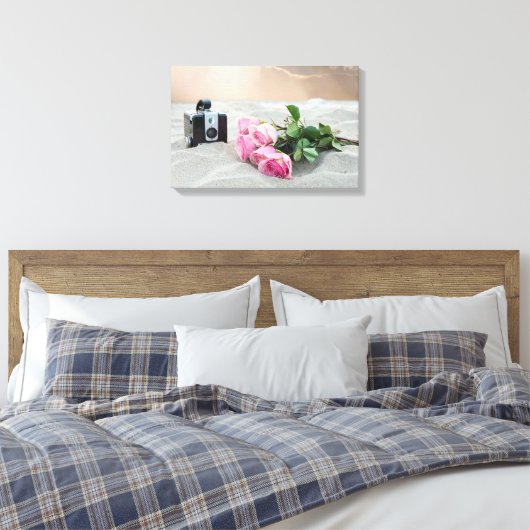 Rosa Rosen im Sand mit Retrokamera Leinwanddruck (Insitu (Schlafzimmer))