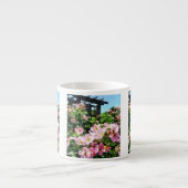 Rosa Rosen in der Nähe von Trellis Espressotasse (Vorderseite)
