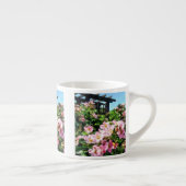 Rosa Rosen in der Nähe von Trellis Espressotasse (Rechts)