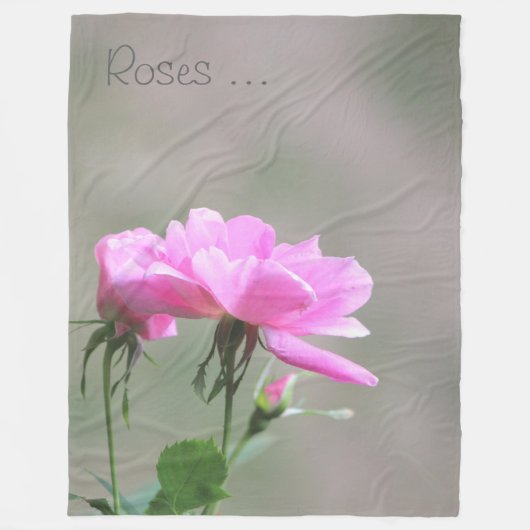 Rosa Rosen mit hellgrauer Fleece (Vorderseite)