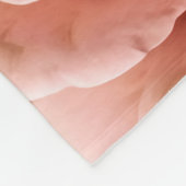 Rosa Rosen mit Pinselstrich-Blättern Fleecedecke (Ecke)