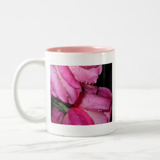 Rosa Rosen nach einem Regen Zweifarbige Tasse