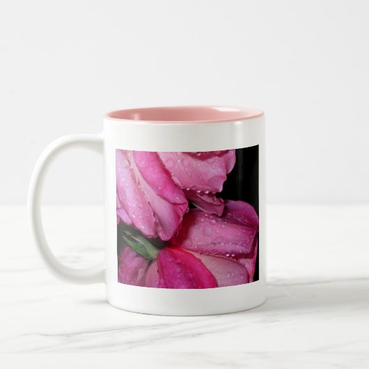 Rosa Rosen nach einem Regen Zweifarbige Tasse (Links)