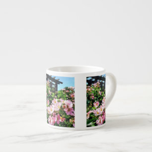 Rosa Rosen nähern sich Gitter Espressotasse